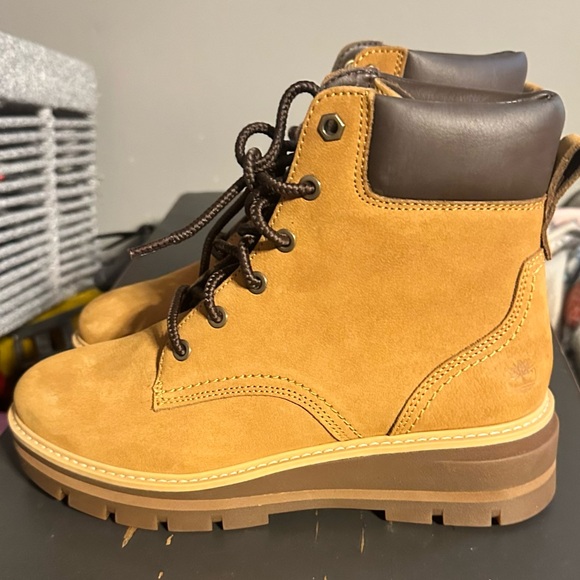 Women’s Timberland boot - Picture 2 of 7